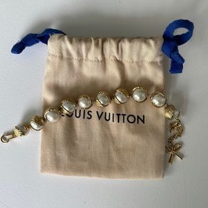 Louis Vuitton, gorgeous pearl and gold bracelet with an original pouch